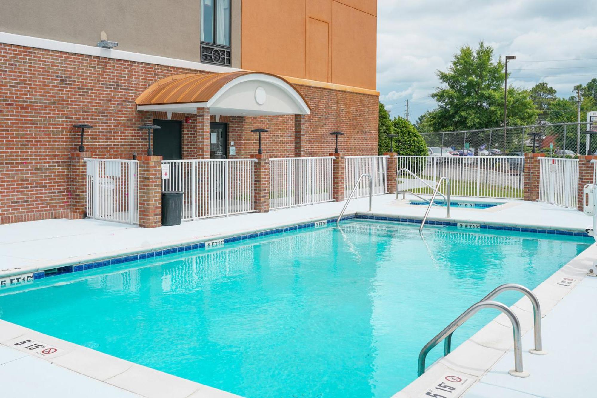 Holiday Inn Express Hotel & Suites Hope Mills-Fayetteville Airport By Ihg Ngoại thất bức ảnh